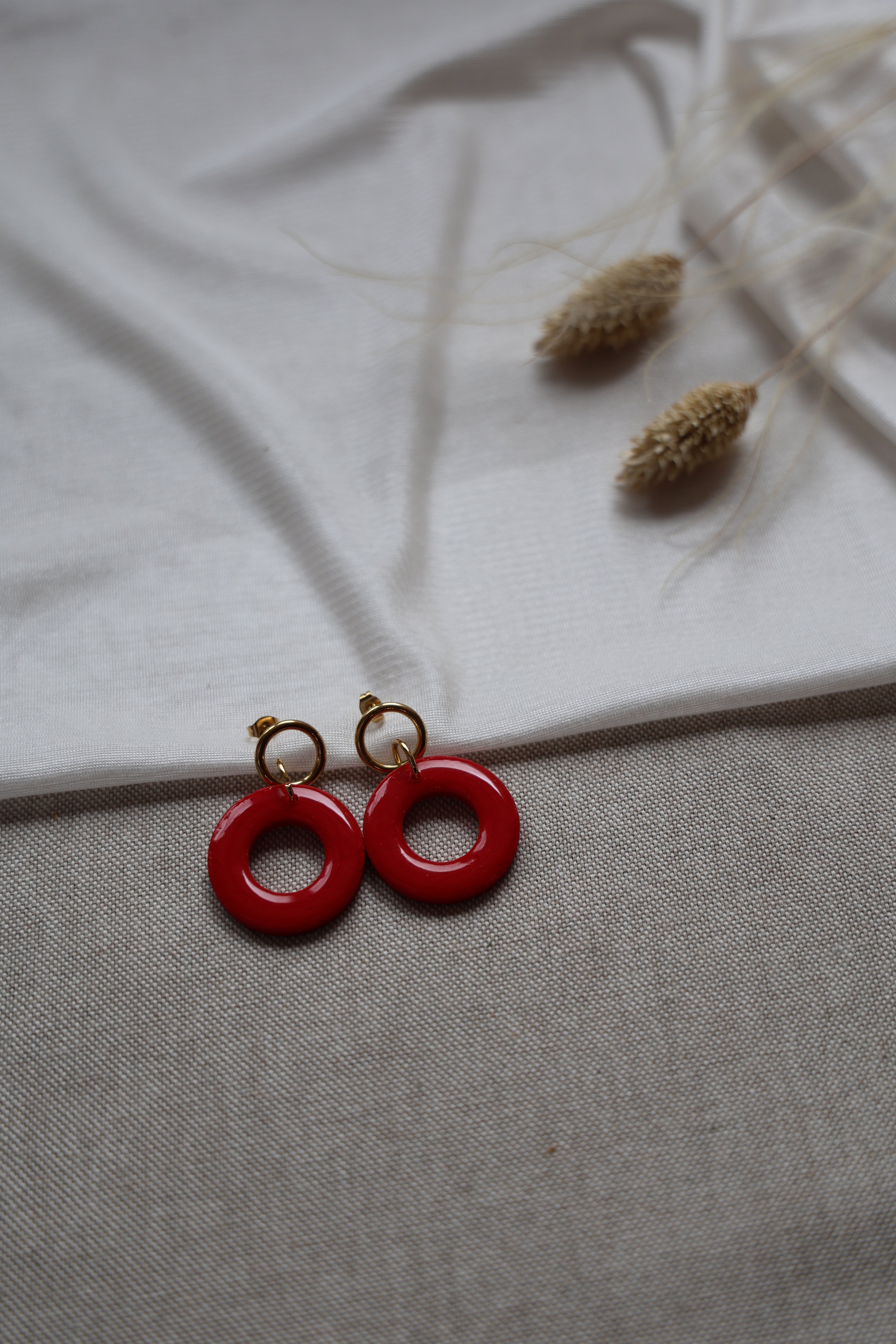 Ronde oorbel Livia rood