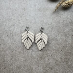 beige blad met zilver polymeerklei oorbel